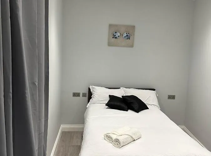 Charming 1-Bed Apartment In London 8