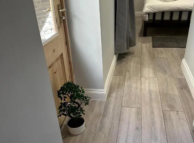 Charming 1-Bed Apartment In London 8