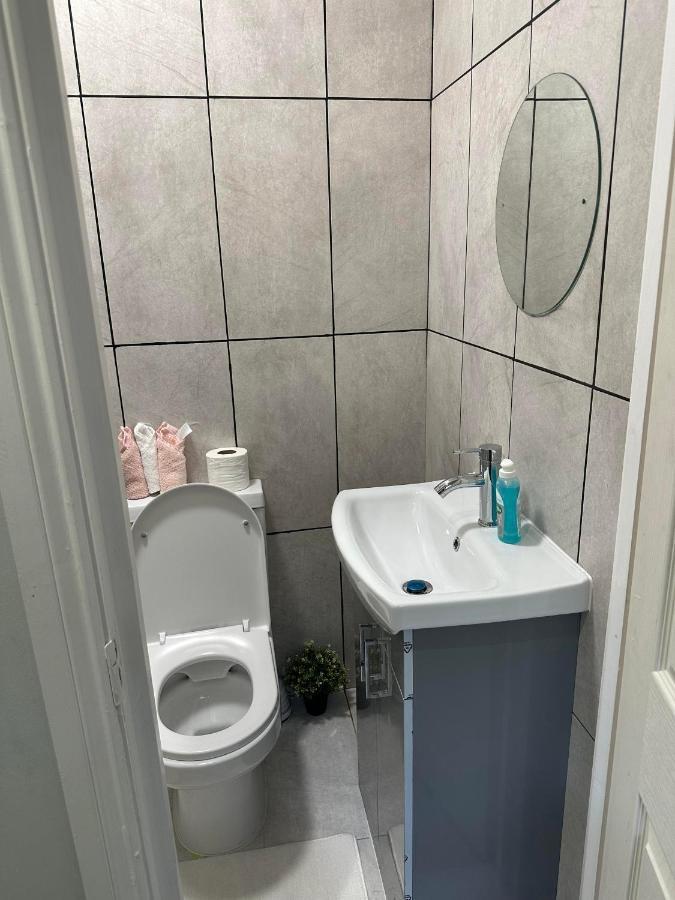 Charming 1-bed In 8 Апартаменты Лондон